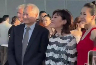 章子怡现身美国，穿素布麻衣