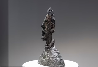 现场一片死寂，估价5亿的青铜头像流拍