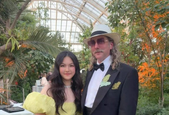 李湘带女儿面见英国皇室，对王后赔笑遭白眼