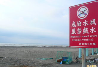中国年轻父子搭橡皮艇“投奔”台湾