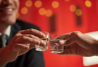 中国5官员喝酒1人喝死 到底谁死了 只能靠推测