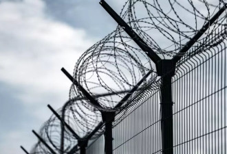 美国10名囚犯凿穿墙壁后越狱 其中一人已被抓获