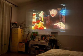 "下班回家像开盲盒",都市独居青年,收留陌生人住宿
