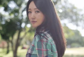 54岁杨钰莹不见老,穿格纹衬衫配印花半身裙像00后
