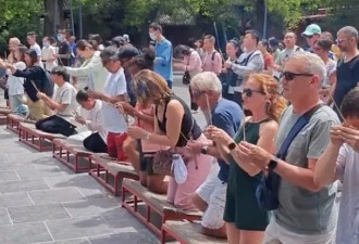 为啥中国的寺庙里挤满了磕头的老外？