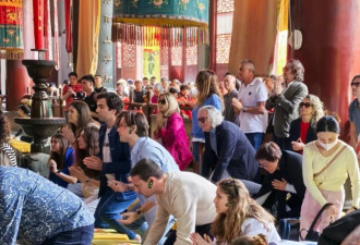 为啥中国的寺庙里挤满了磕头的老外？
