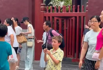 为啥中国的寺庙里挤满了磕头的老外？
