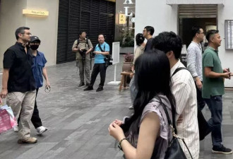 孙燕姿和老公在深圳手牵手逛街，身高差好萌