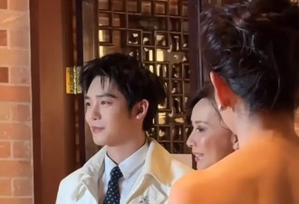 刘嘉玲风骚挑逗“小鲜肉”，28岁顶流男星尴尬失措，现场全纪录