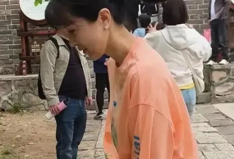金巧巧近照曝光，奶奶脸孙女头型，少女身材惊艳，网友：孔雀公主？