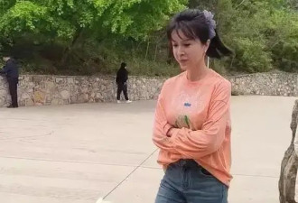 金巧巧近照曝光，奶奶脸孙女头型，少女身材惊艳，网友：孔雀公主？