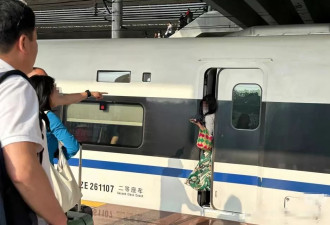 高铁启动时女子下车被门夹住，工作人员将其推回车厢
