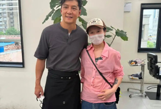 上海理发店惊现50岁吴彦祖打工身影 穿着裙子