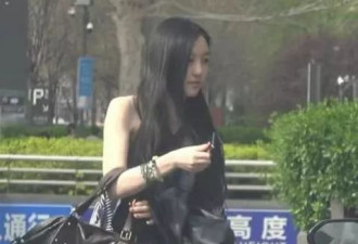 19岁李嫣曝近照，兔唇消失变美艳千金
