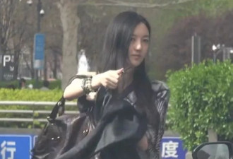 19岁李嫣曝近照，兔唇消失变美艳千金