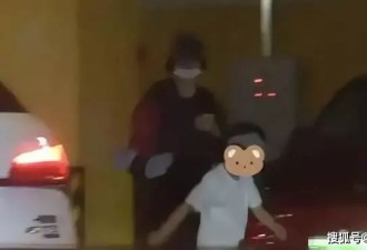 赵丽颖陪儿子逛公园，母子二人玩踩沙