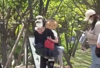 赵丽颖陪儿子逛公园，母子二人玩踩沙