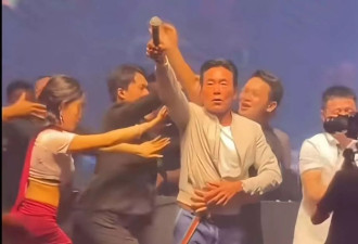 香港知名男星内地演出人气高，遭女粉丝索吻