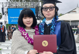 陈红参加儿子美国大学毕业典礼！儿媳长相欧美范
