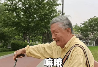 南京公园偶遇海清父亲！满头银发谈吐举止儒雅