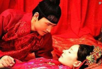 古代男子纳小妾洞房时，正妻为何会在一旁观看