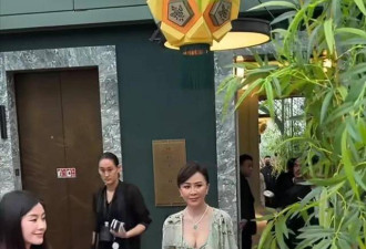 刘嘉玲现身杭州香格里拉，59岁露点多惹争议