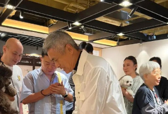 周润发庆祝70大寿，夫妻抱爱犬合影，还把寿桃分给爱犬吃