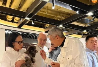 周润发庆祝70大寿，夫妻抱爱犬合影，还把寿桃分给爱犬吃