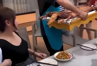 汪小菲霸气！2亿豪宅内宴请马筱梅家人吃烤全羊，家人一团和气