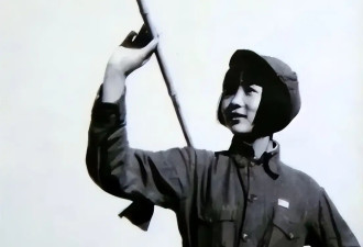 老艺术家田华第四代重孙子正面照曝光小家伙戴着眼镜和太奶奶撞脸