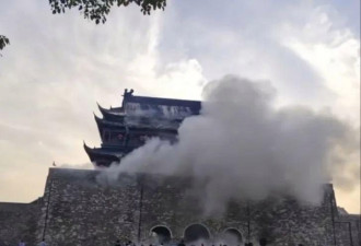 天有异象？600年的凤阳鼓楼“瀑布式”坍塌