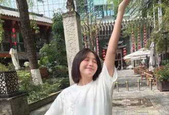 包文婧顺产生下二胎，包贝尔抱儿子笑得合不拢嘴，儿女双全超幸福