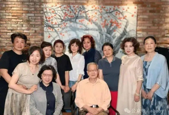 刘嘉玲回苏州参加同学会，保养得当秒杀昔日同学，60岁仍光彩照人