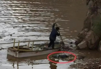 恒河“捞尸人”：每天捞12具浮尸，翻口袋找零钱