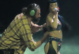 “水果姐”的胸衣当众崩开 被怀疑有意而为