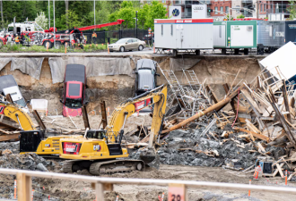 加拿大建筑工地发生坍塌：地陷吞噬多辆工程车，一名工人死亡