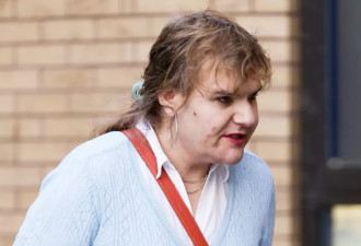 英国首位跨性别议员涉骚扰前妻案开庭 关键争议在...