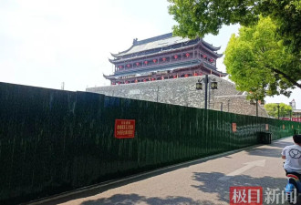 凤阳鼓楼瓦片脱落：有人躲墙根逃一劫 花300万一年就出事