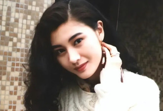 55岁李嘉欣在新加坡拍“港风”照，复刻20年前的自己