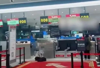 机场坐地哭喊女子：我下跪没影响秩序,以后应冷静