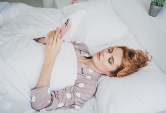 睡前滑手机或追剧不利睡眠？换个做法效果反而好