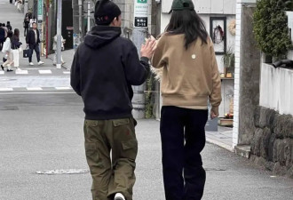 陈冠希日本逛街被偶遇，妻子十指紧扣甜蜜秀恩爱，身高差异引关注