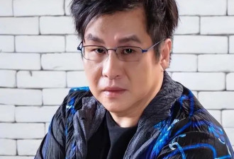 64岁郑智化现状：出行全靠轮椅，妻子对他不离不弃，26岁女儿好美