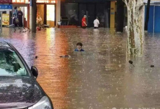 武汉发布暴雨临灾警报 武大校门口被淹