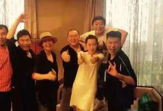 56岁许晴私下聚会放得开，包臀裙展辣身材....