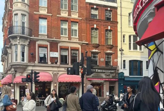 57岁那英与老公现身英国伦敦被偶遇 夫妻俩牵手逛街很恩爱