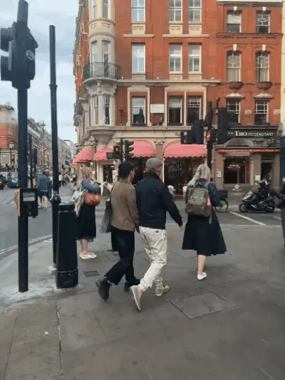 57岁那英与老公现身英国伦敦被偶遇 夫妻俩牵手逛街很恩爱
