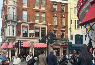 57岁那英与老公现身英国伦敦被偶遇 夫妻俩牵手逛街很恩爱