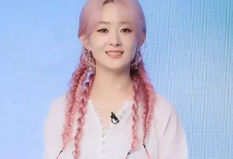 粉发赵丽颖再度现身！本人状态不佳频频走神