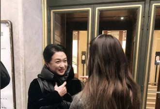 金星在巴黎定居，和老公汉斯牵手逛街，打扮贵气